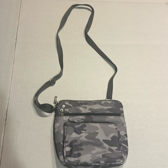 Baggallini light grey camouflage travel bag w multiple zippers pockets & strap - Picture 1 of 11